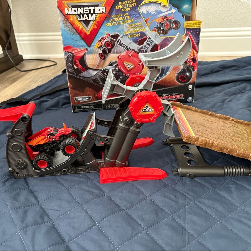 Monster Jam Dragon Playset and red Stunt dial playset - Picture 10 of 13